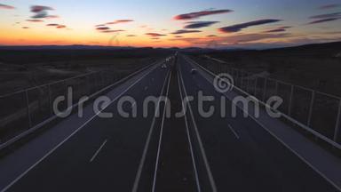 日落过高速公路。 汽车，人们环游世界的概念。